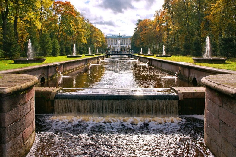 Tour around the Peterhof Fountain Park